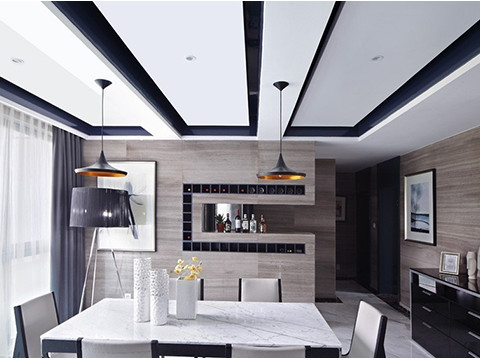 餐廳 深色家具與白色墻面的對比，幾何理性的線條在客廳里慢慢延伸出來。